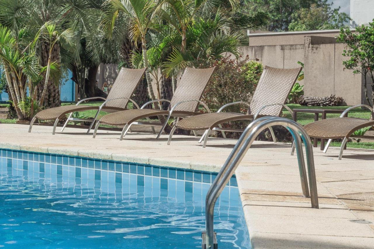 Hotel Deville Prime פורטו אלגרה מראה חיצוני תמונה A poolside lounge chair
