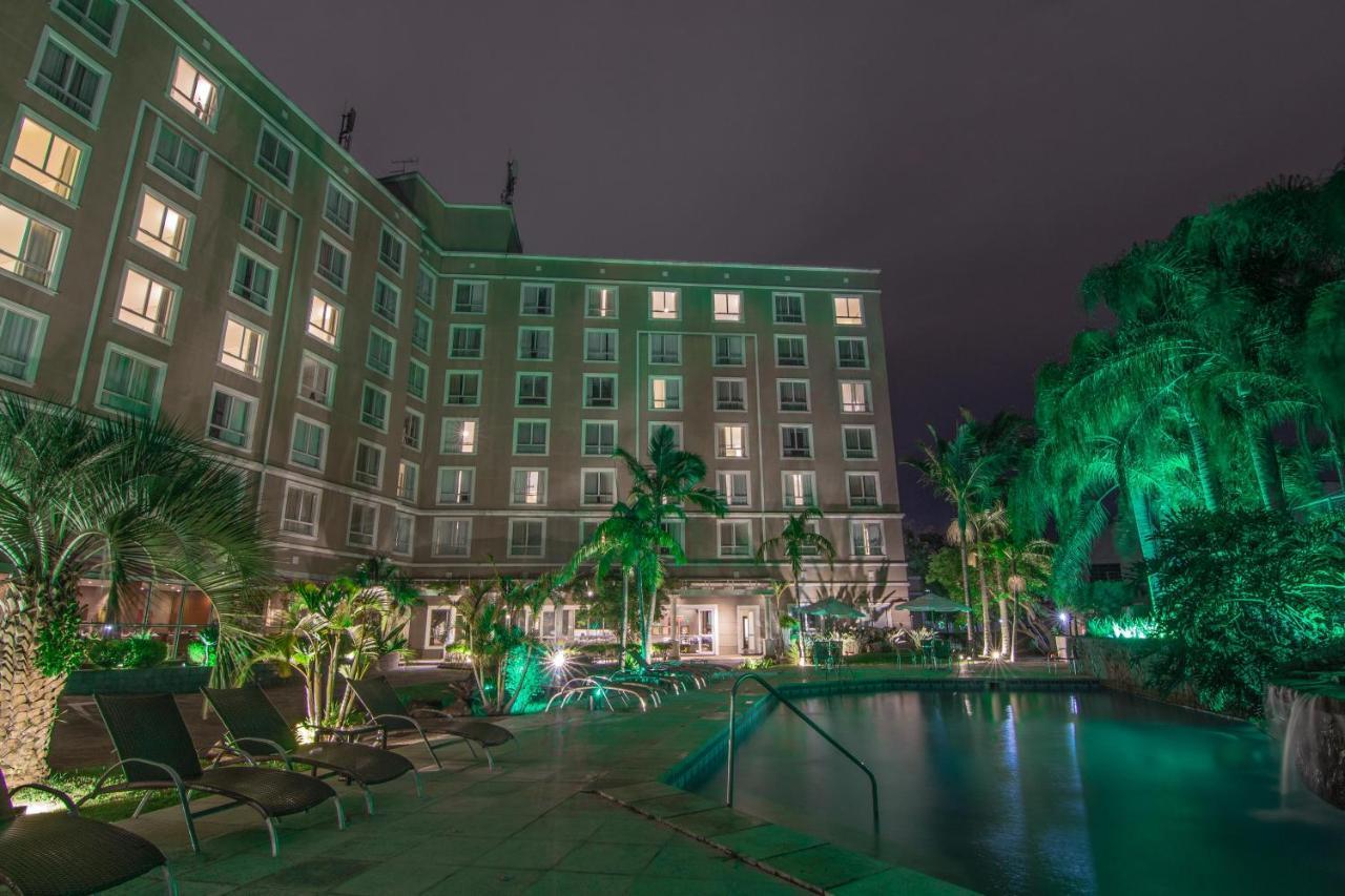 Hotel Deville Prime פורטו אלגרה מראה חיצוני תמונה The hotel's pool at night