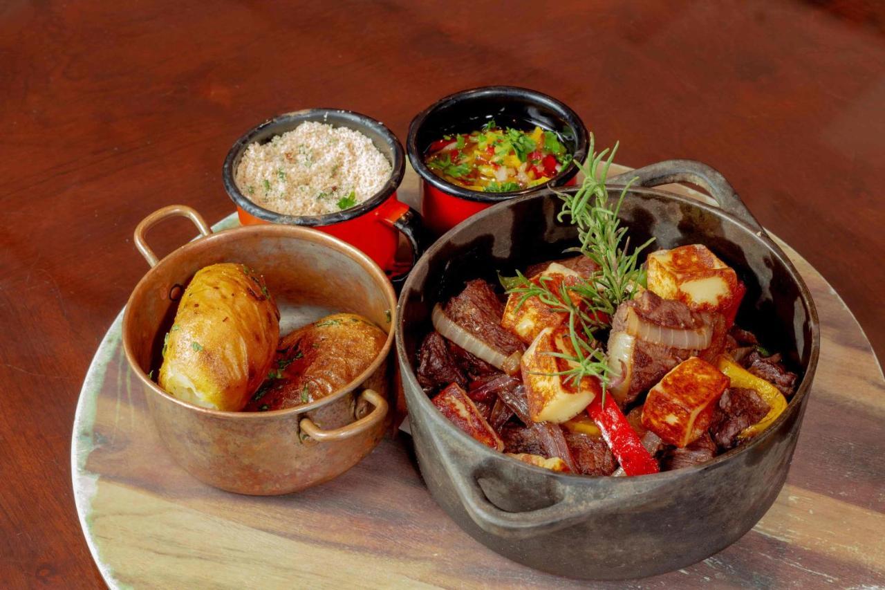 Hotel Deville Prime פורטו אלגרה מראה חיצוני תמונה A typical meal at a restaurant in Yerevan