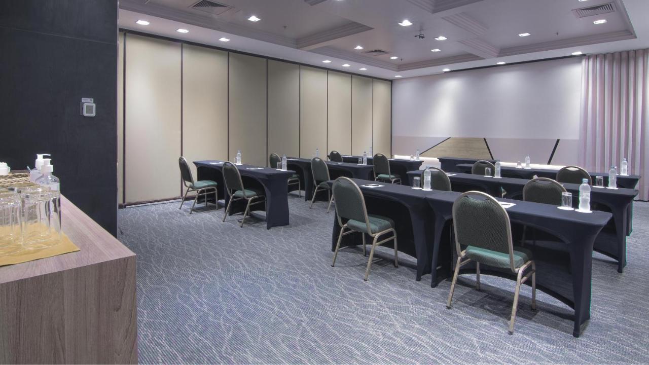 Hotel Deville Prime פורטו אלגרה מראה חיצוני תמונה A meeting room