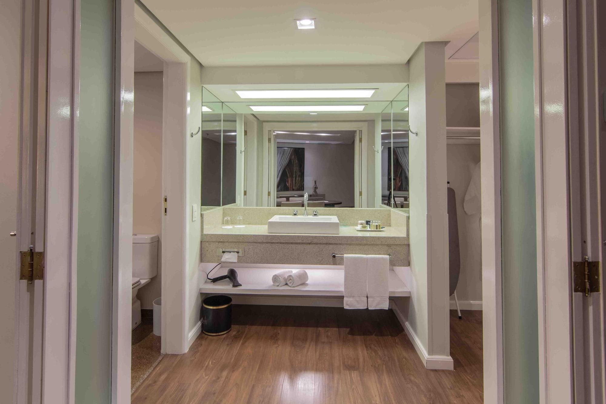 Hotel Deville Prime פורטו אלגרה מראה חיצוני תמונה Bathroom of a hotel room