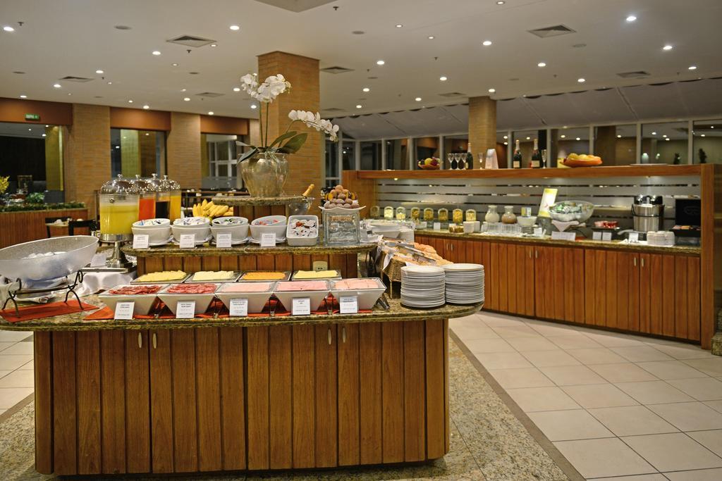 Hotel Deville Prime פורטו אלגרה מראה חיצוני תמונה A buffet at a hotel
